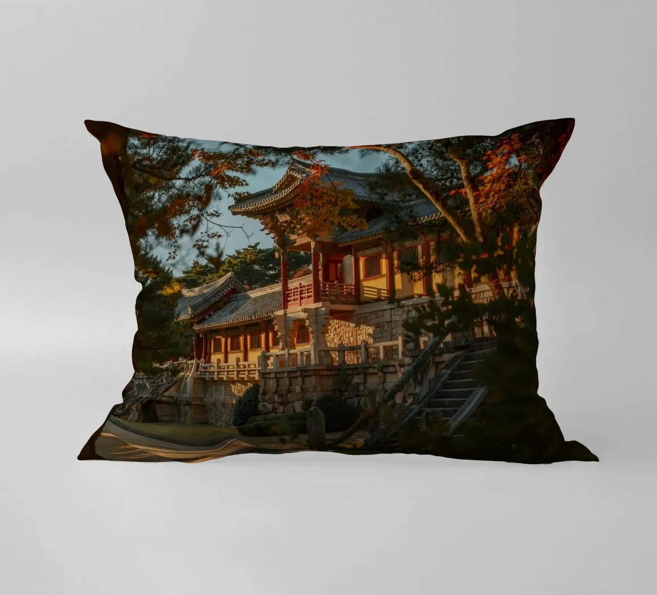 Autunno al tempio Bulguksa di Gyeongju, Corea del Sud cuscino da mbgraphx2