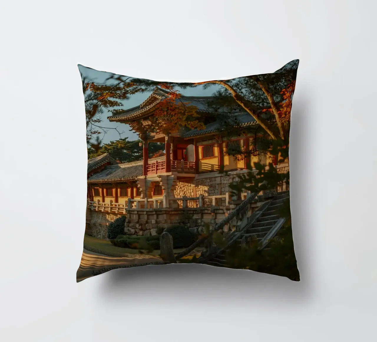 Autunno al tempio Bulguksa di Gyeongju, Corea del Sud cuscino da mbgraphx2