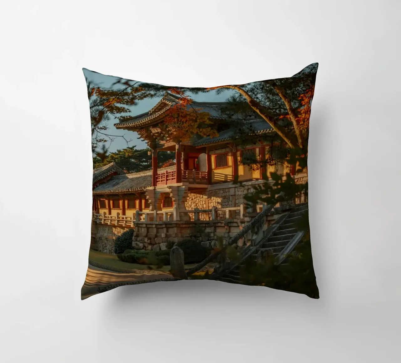 Autunno al tempio Bulguksa di Gyeongju, Corea del Sud cuscino da mbgraphx2