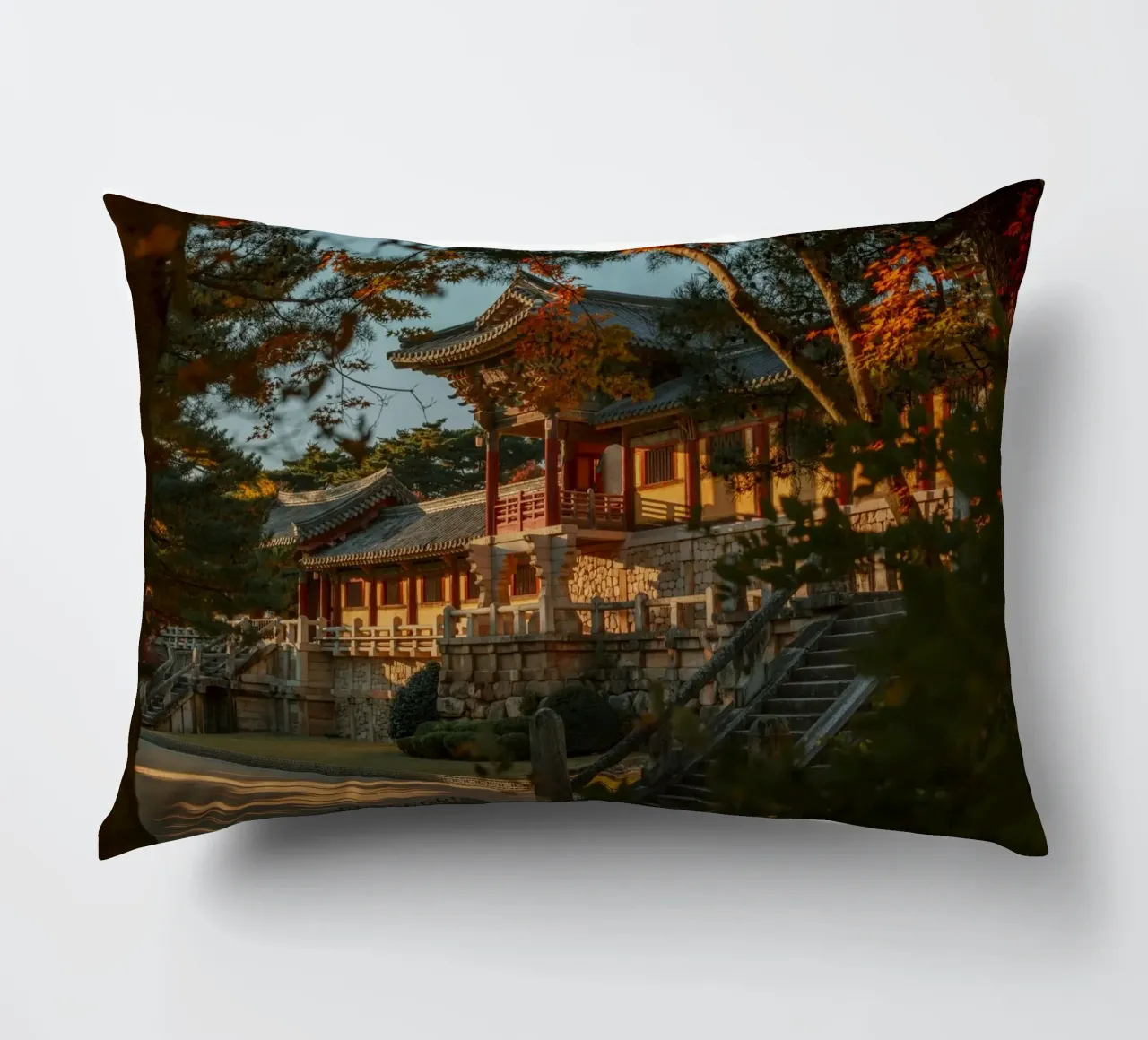 Autunno al tempio Bulguksa di Gyeongju, Corea del Sud cuscino da mbgraphx2