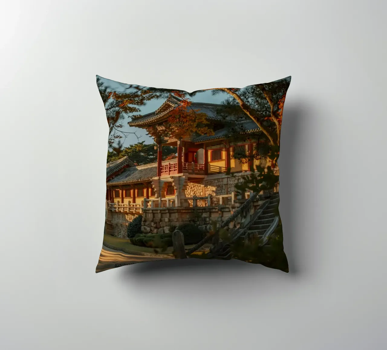 Autunno al tempio Bulguksa di Gyeongju, Corea del Sud cuscino da mbgraphx2
