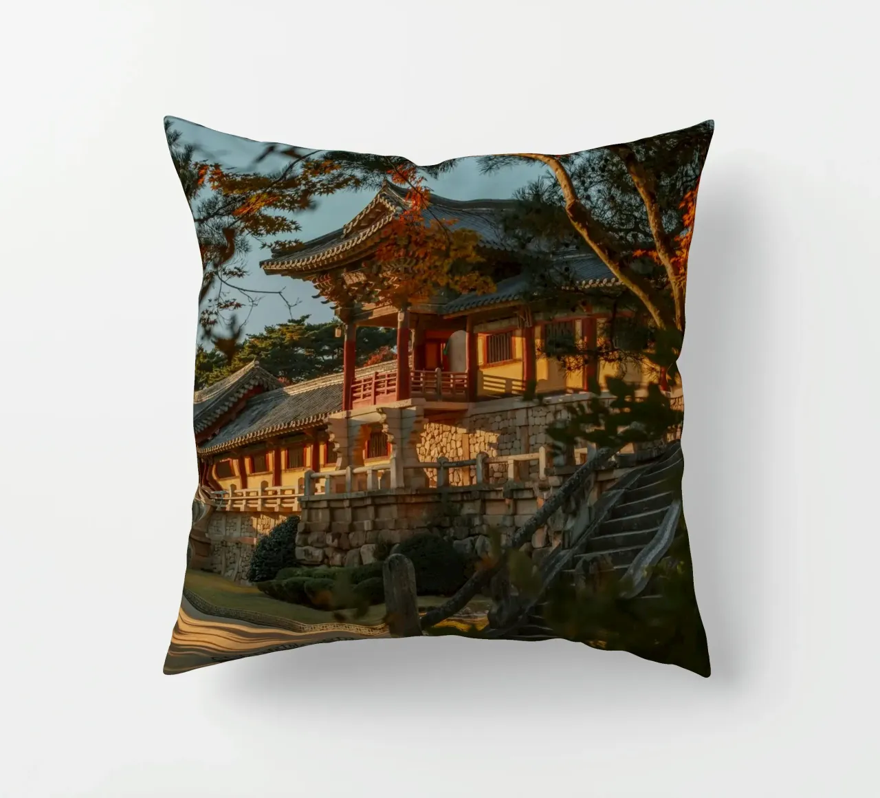 Autunno al tempio Bulguksa di Gyeongju, Corea del Sud cuscino da mbgraphx2