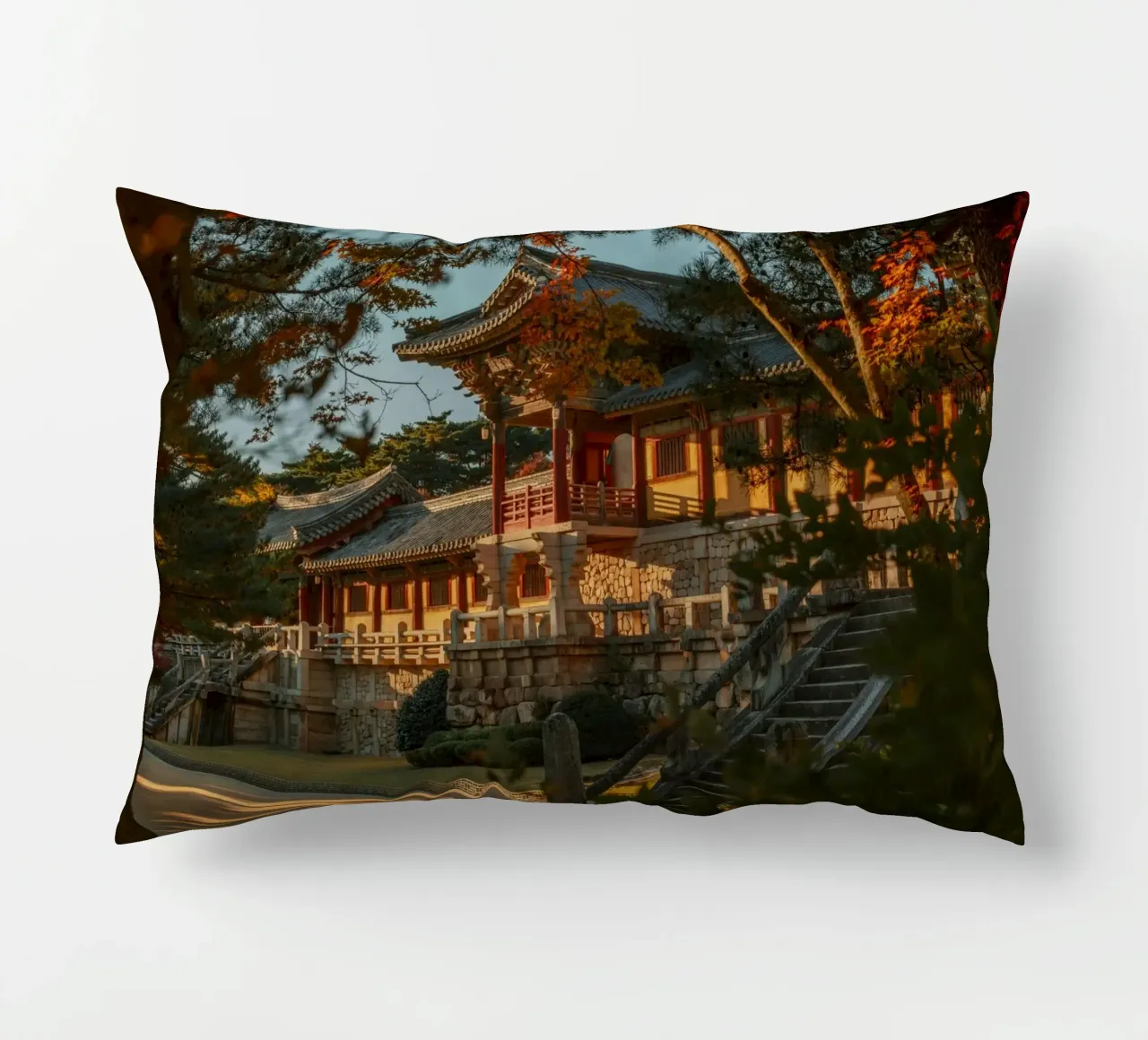 Autunno al tempio Bulguksa di Gyeongju, Corea del Sud cuscino da mbgraphx2