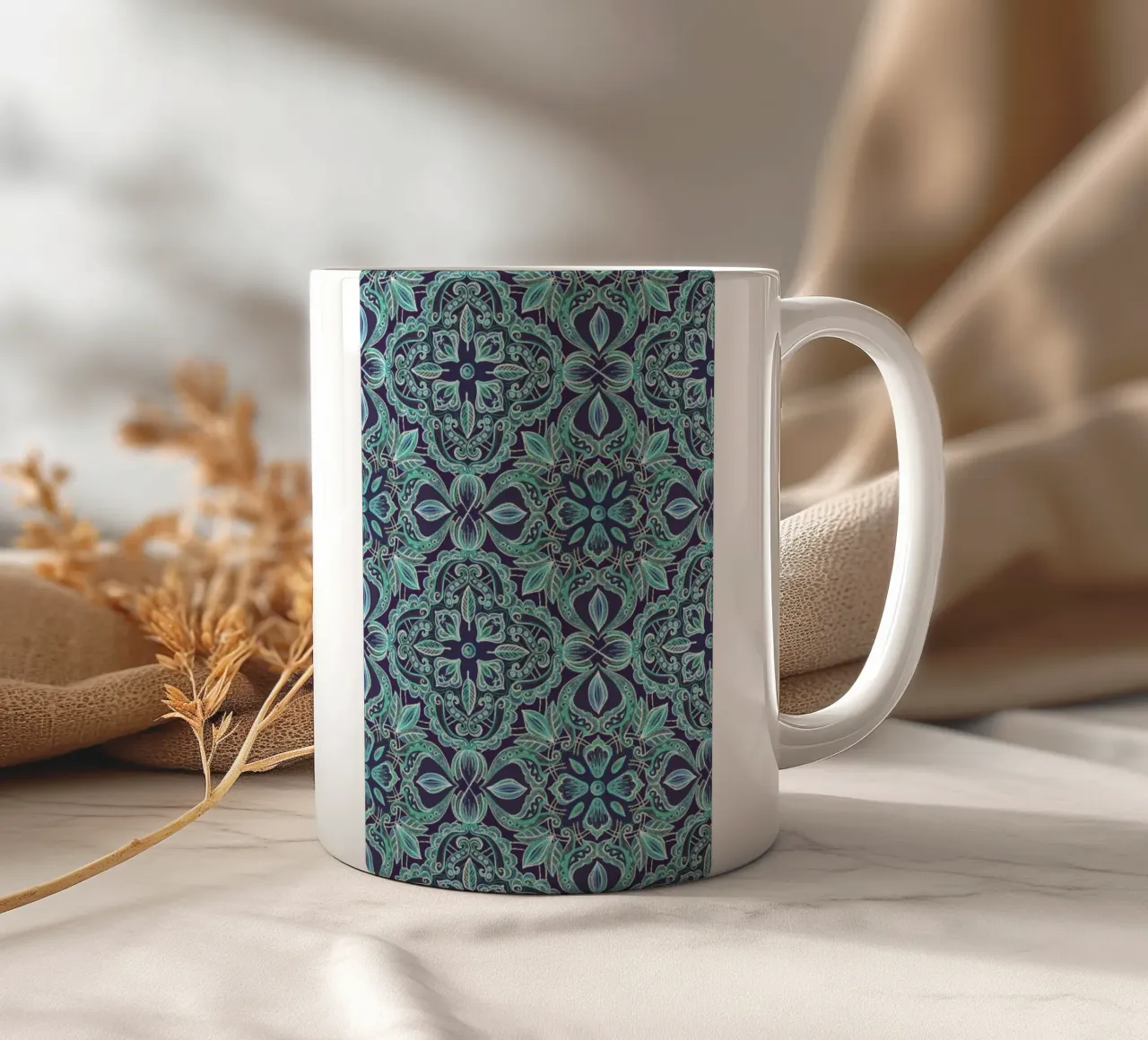 Chalkboard Floral - Teal & Navy tazza in ceramica da Micklyn Le Feuvre