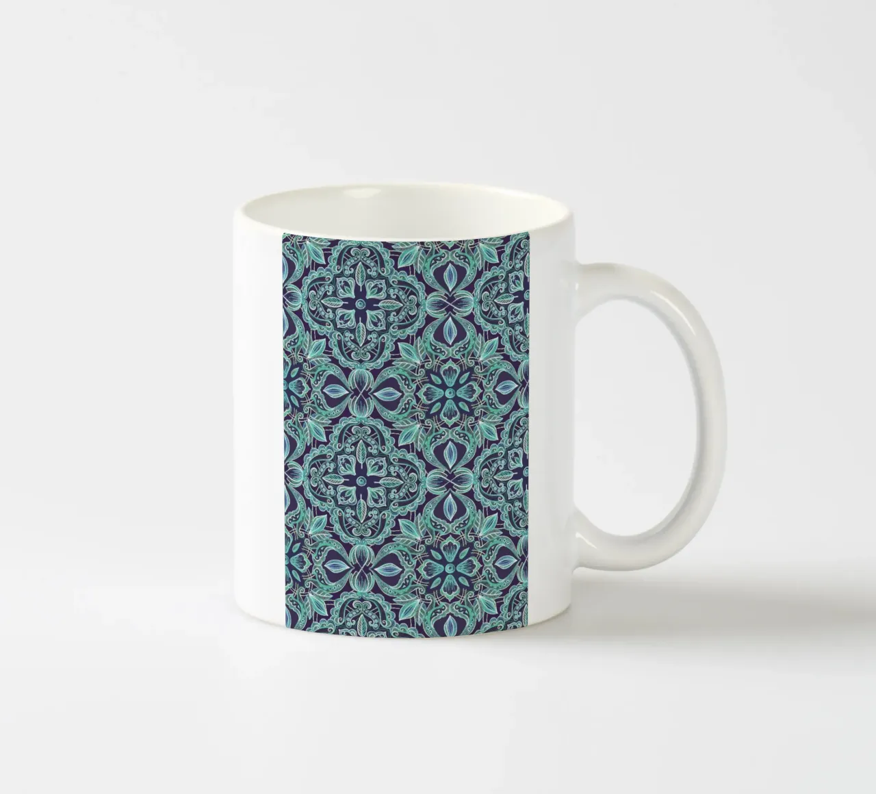 Chalkboard Floral - Teal & Navy tazza in ceramica da Micklyn Le Feuvre