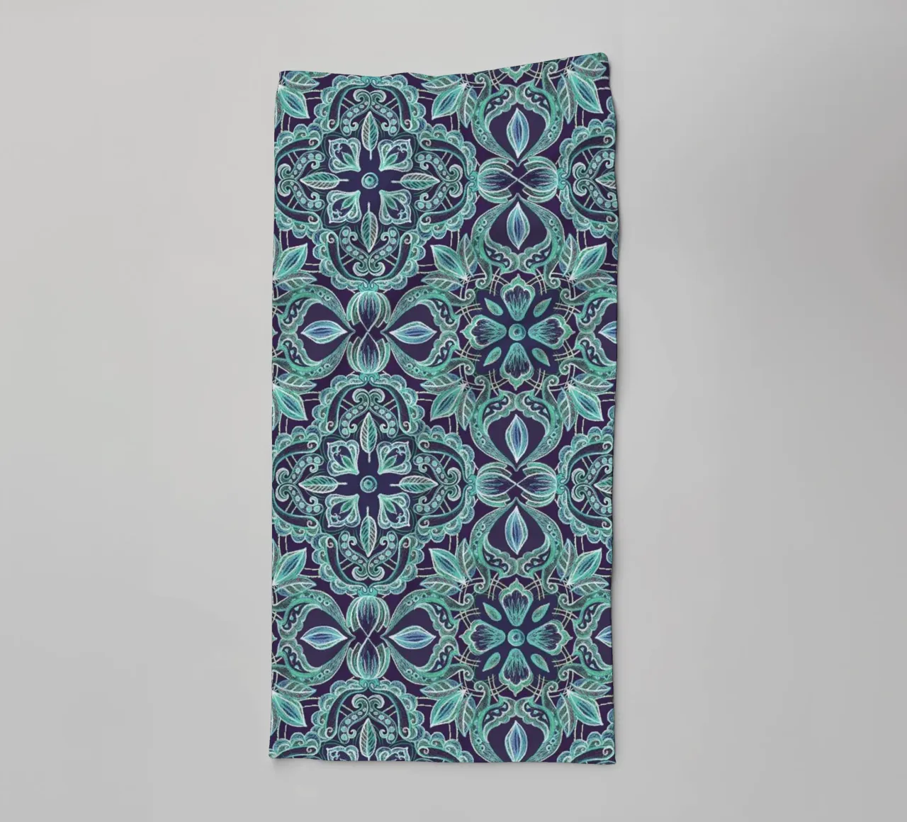 Chalkboard Floral - Teal & Navy asciugamano da bagno da Micklyn Le Feuvre