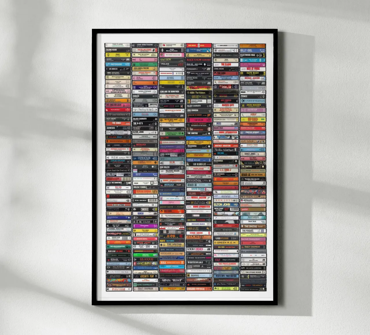 La più grande musica degli anni '80 - Gli album iconici degli anni '80 poster con telaio in plastica da MrMustardPrints
