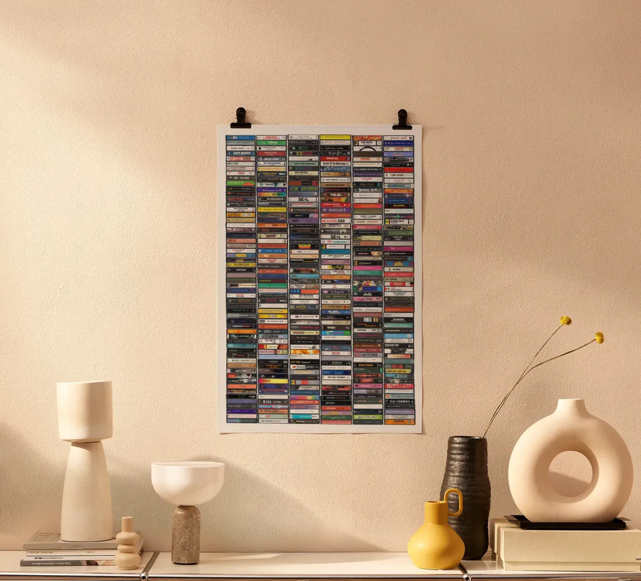 La più grande musica degli anni '90 - Album iconici degli anni '90 poster con telaio in plastica da MrMustardPrints