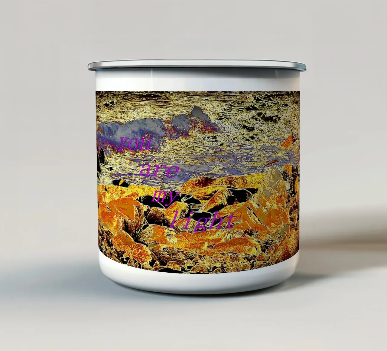 SEI LA MIA LUCE. tazza in smalto da TYPOGRAPHY BY THIERRY VOBMANN
