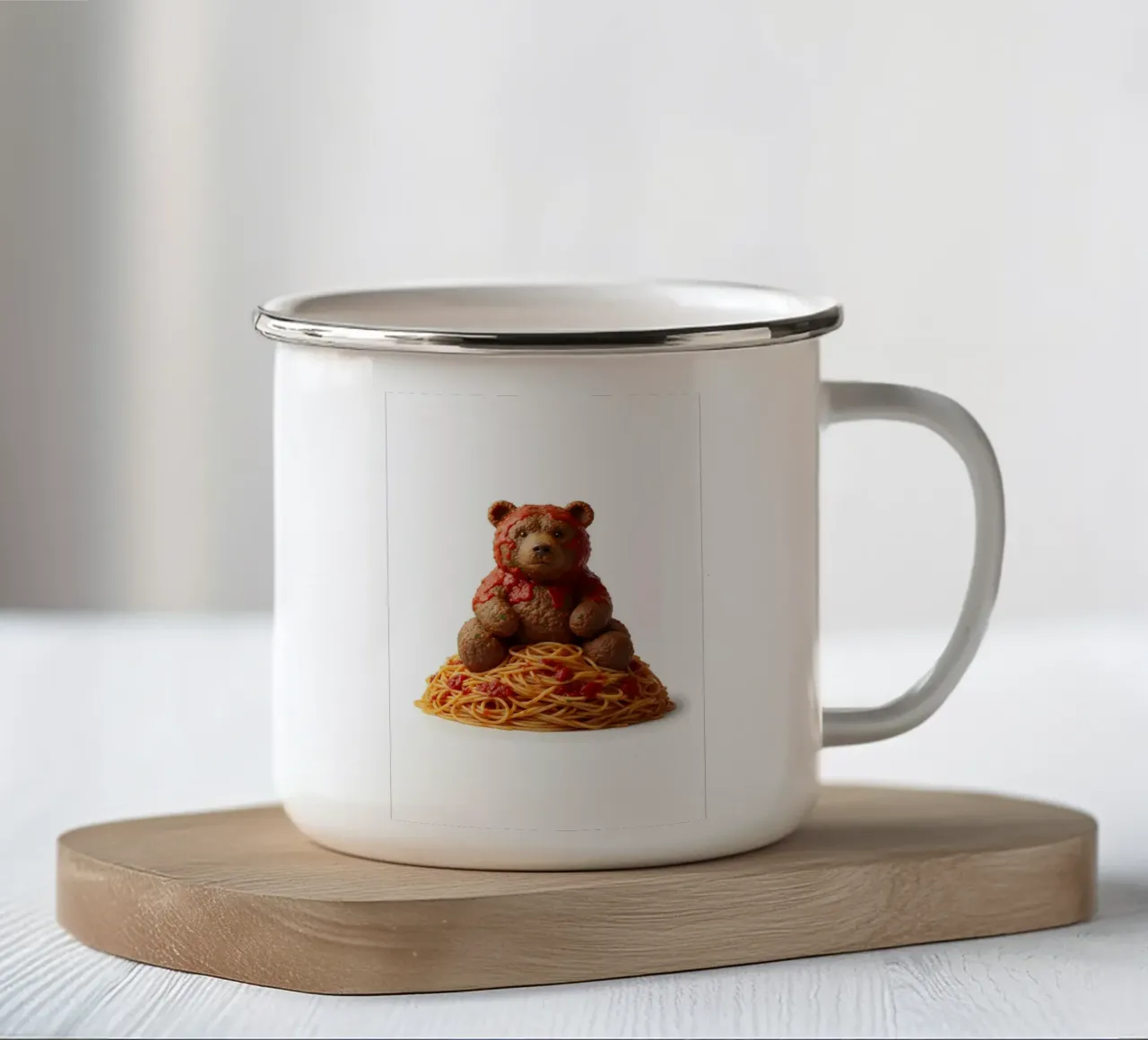 Orso con polpetta e spaghetti - Illustrazione artistica sul cibo tazza in smalto da Tasty Critter Creations