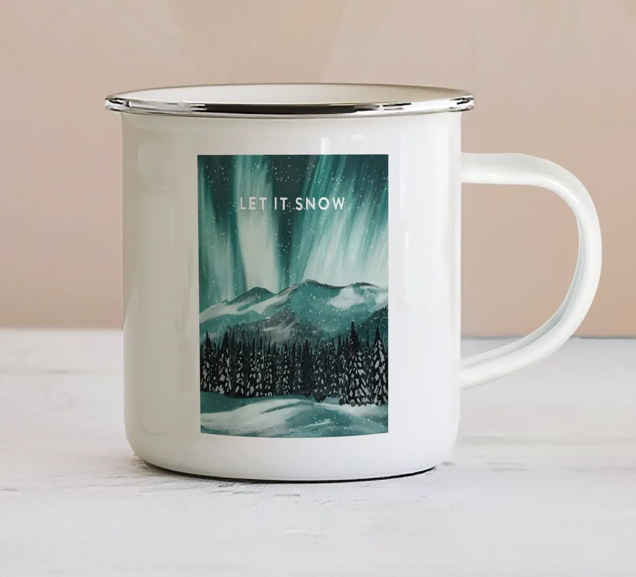 Let it Snow - Montagna aurora boreale Sci Snowboard tazza in smalto da This Wild Soul - Illustration