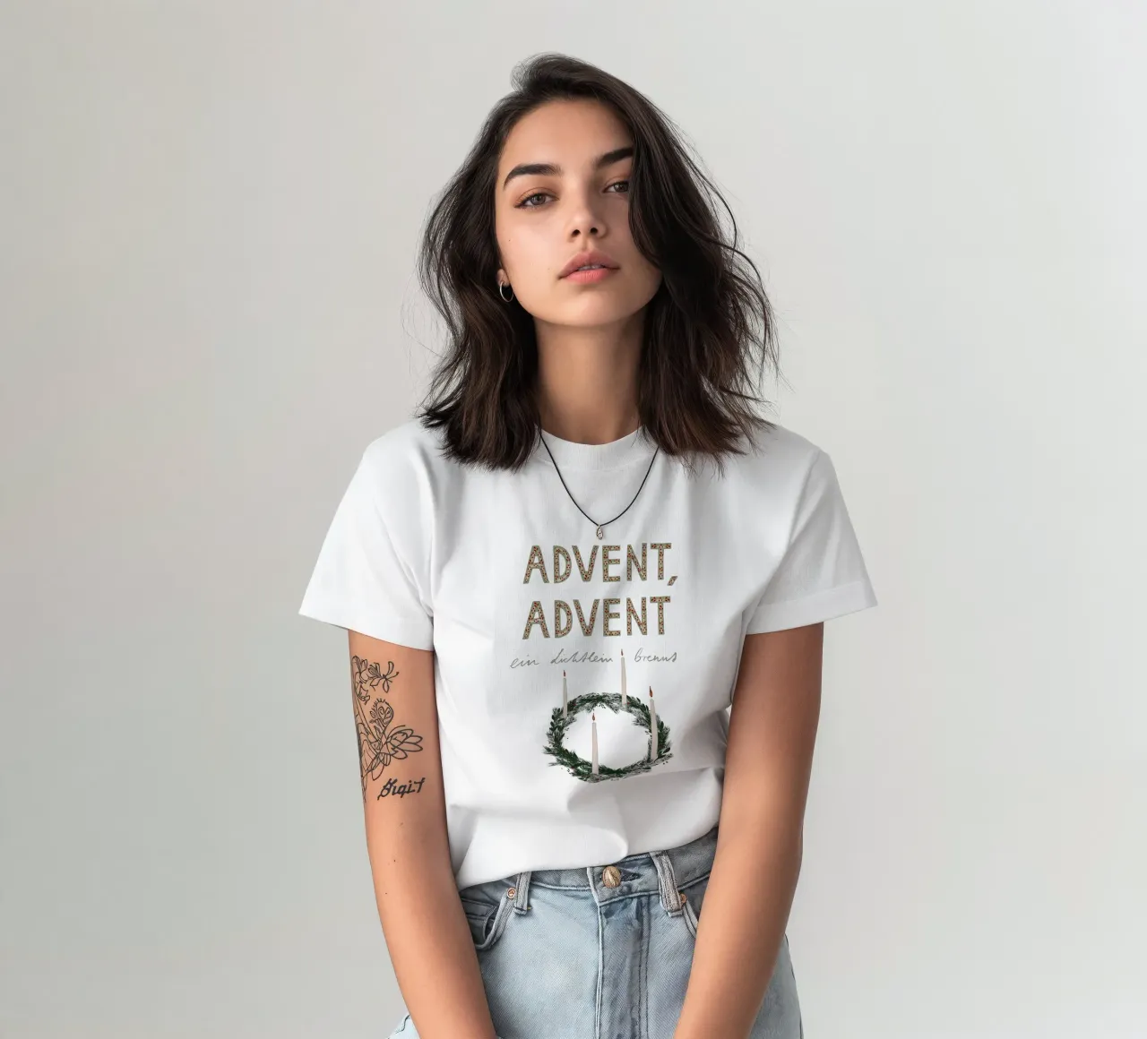 Advent, Advent, ein Lichtlein brennt Kranz T-Shirt von Sophie Augustin Illustration