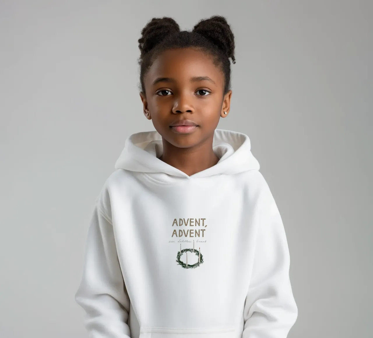 Advent, Advent, ein Lichtlein brennt Kranz felpa bambino con cappuccio da Sophie Augustin Illustration
