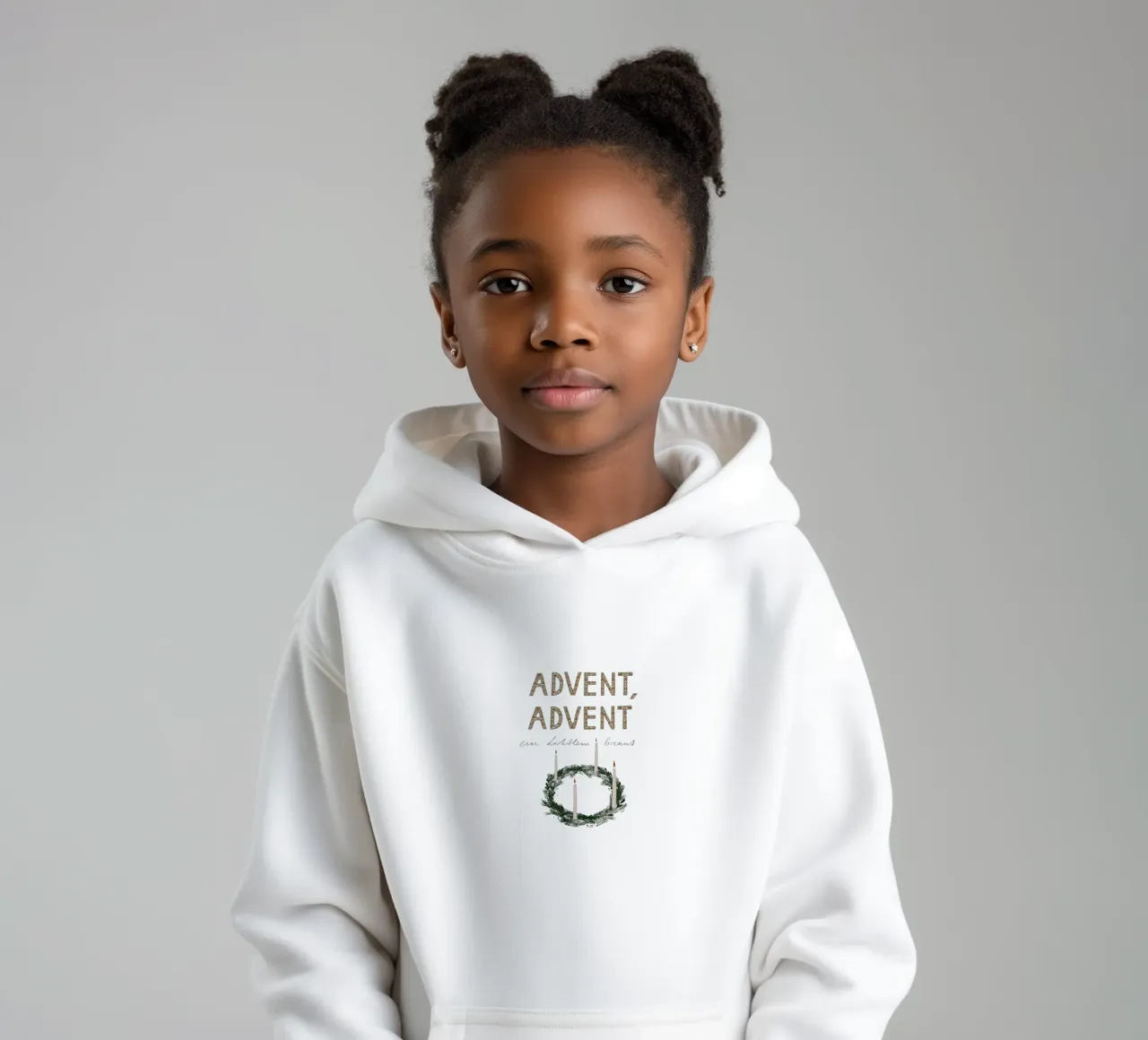 Advent, Advent, ein Lichtlein brennt Kranz felpa bambino con cappuccio da Sophie Augustin Illustration