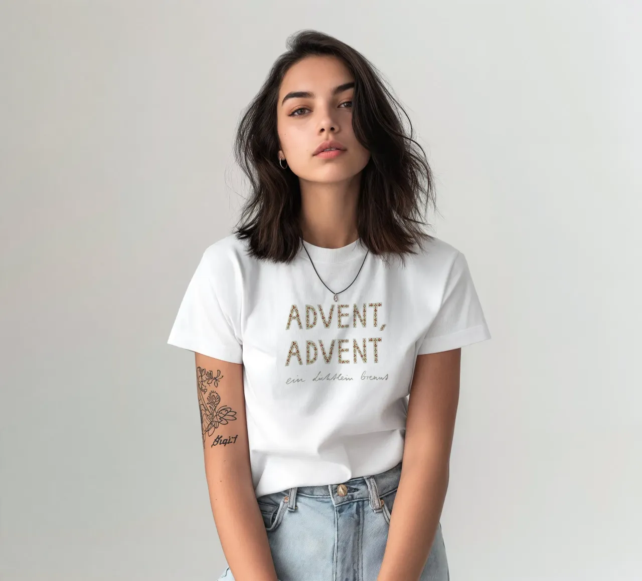 Advent, Advent, ein Lichtlein brennt Rot T-Shirt von Sophie Augustin Illustration