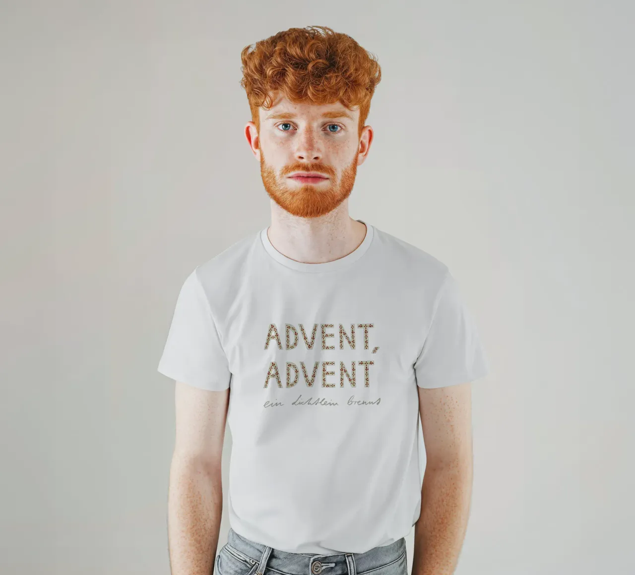Advent, Advent, ein Lichtlein brennt Rot T-Shirt von Sophie Augustin Illustration