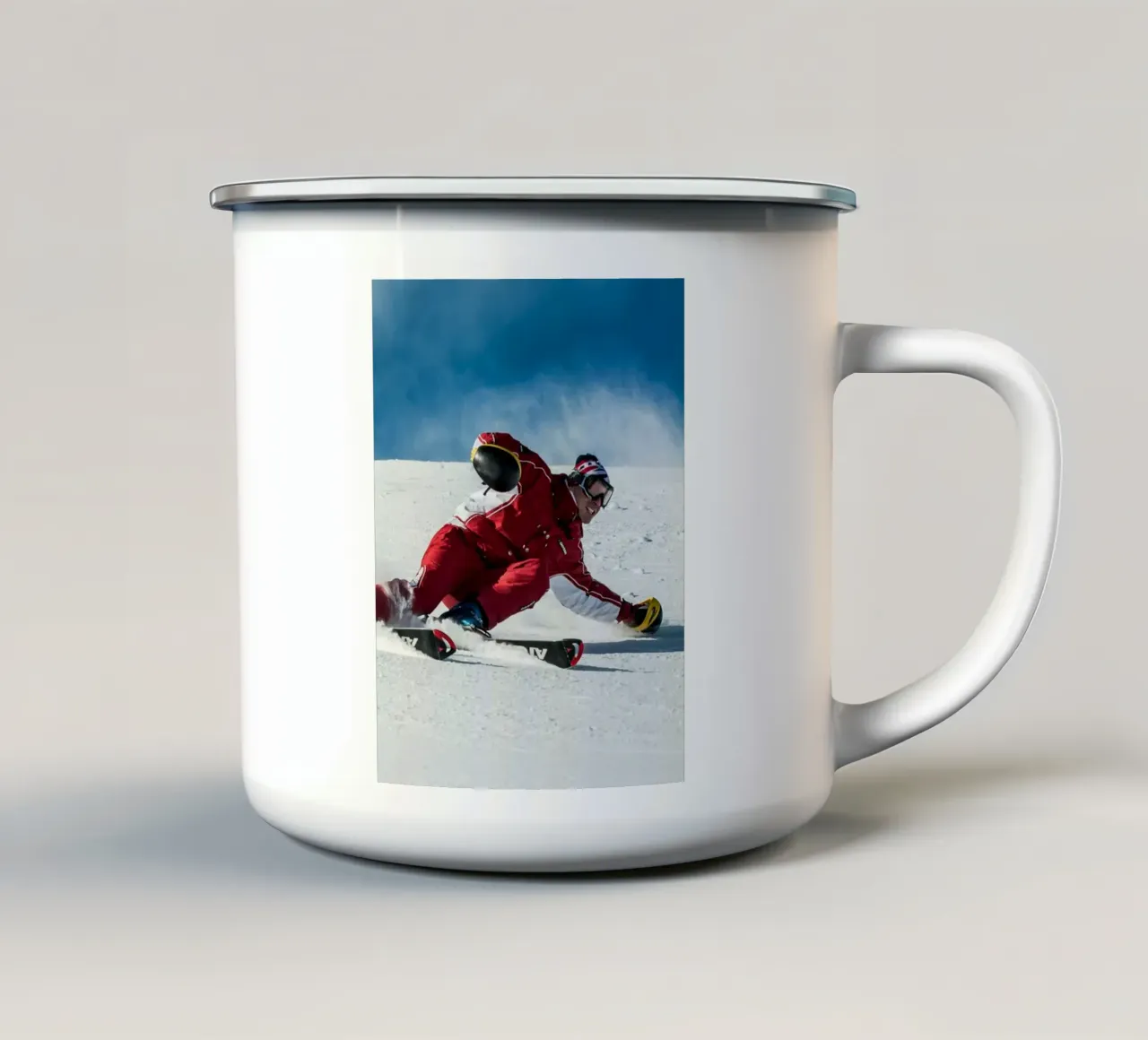 Curve affilate dello sci tazza in smalto da Joshua Holmes