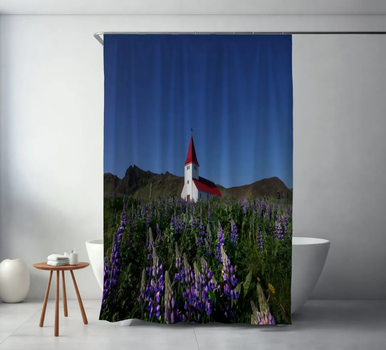 Church and lupins in Vik tenda da doccia da Fjöllart