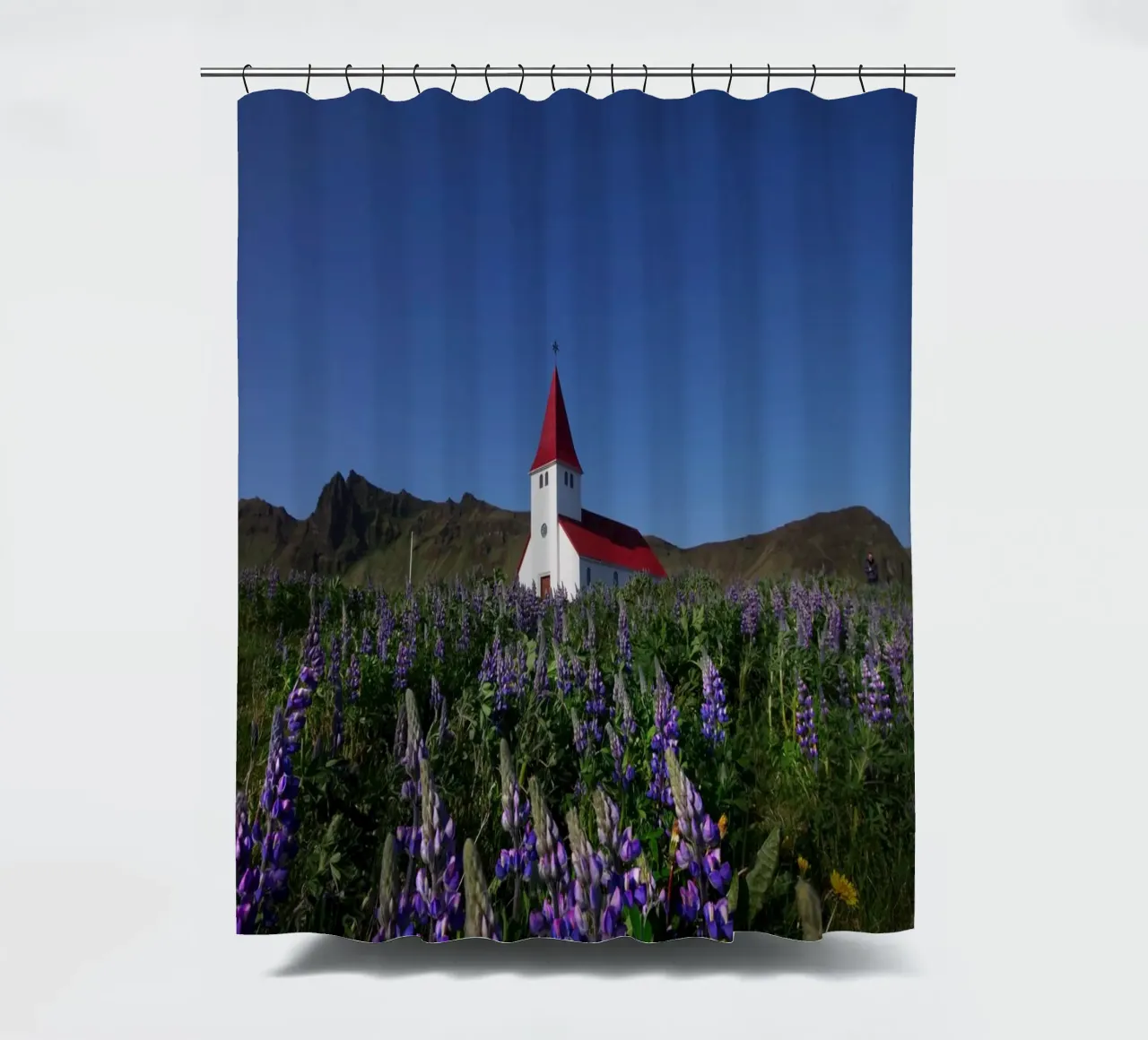 Church and lupins in Vik tenda da doccia da Fjöllart