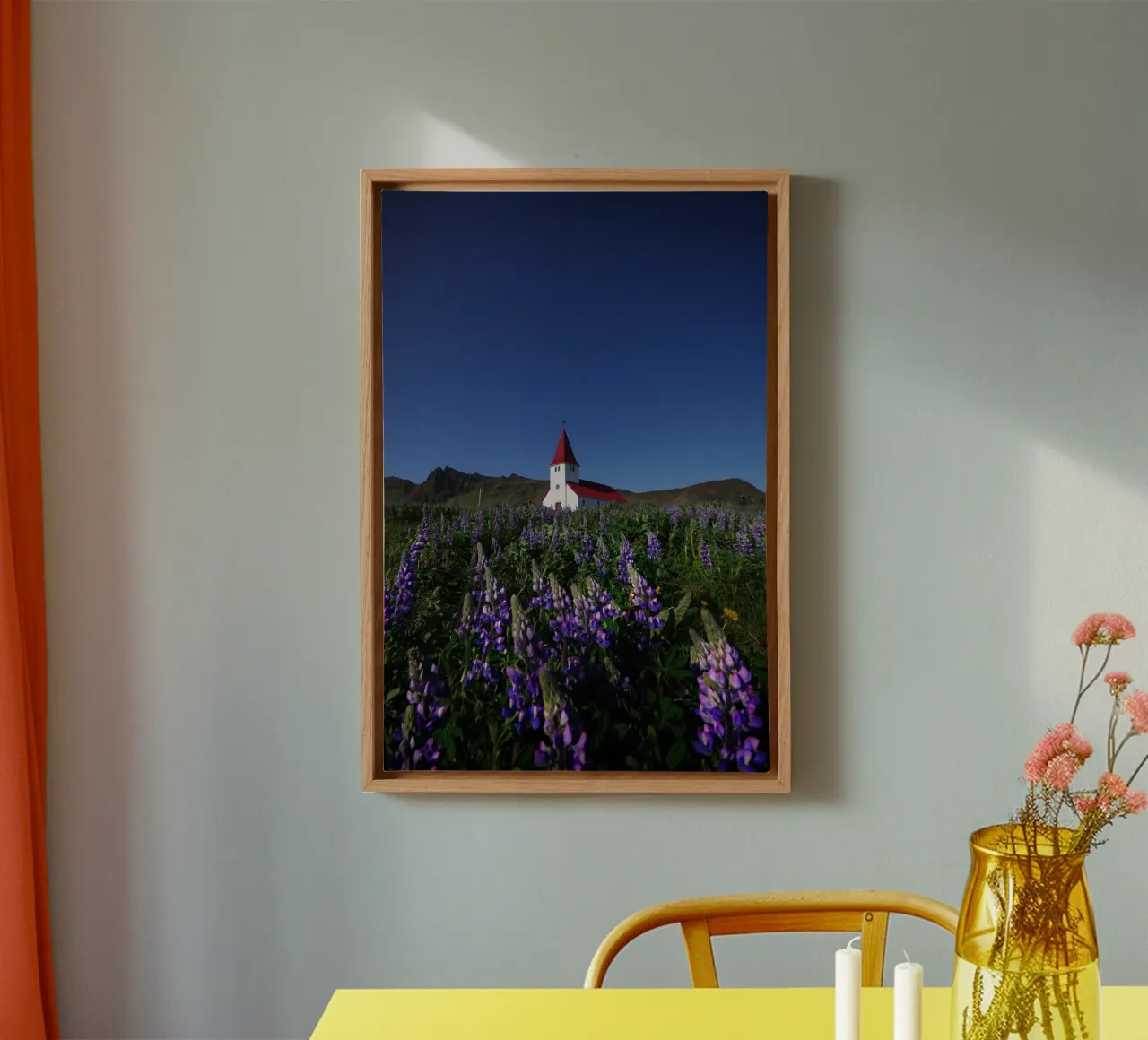 Church and lupins in Vik tela con Cornice a cassetta da Fjöllart