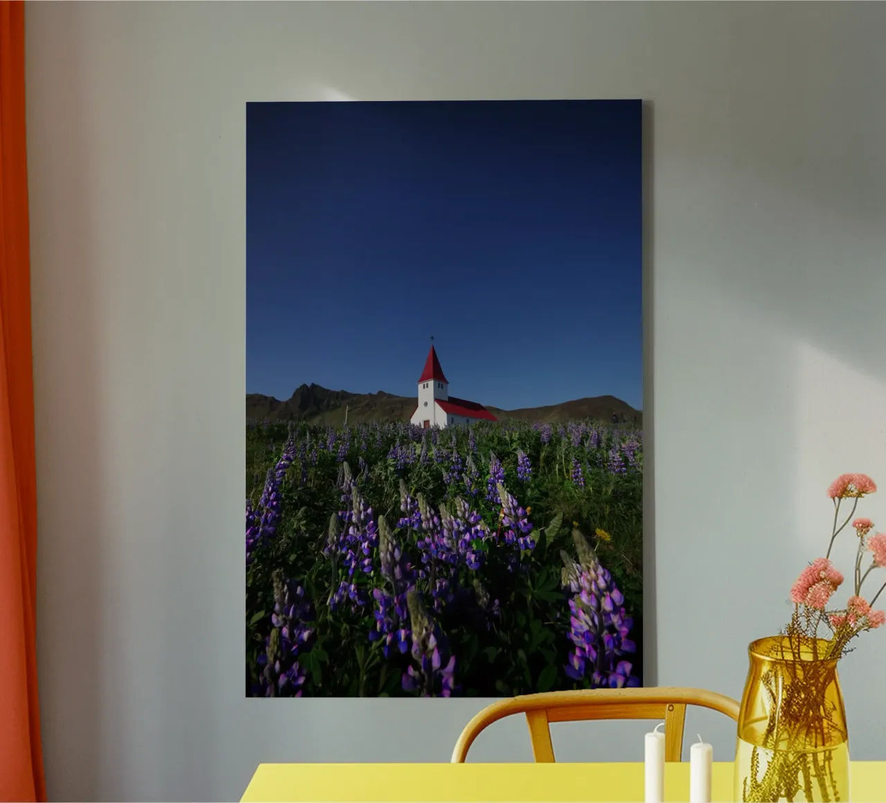 Church and lupins in Vik tela con Cornice a cassetta da Fjöllart