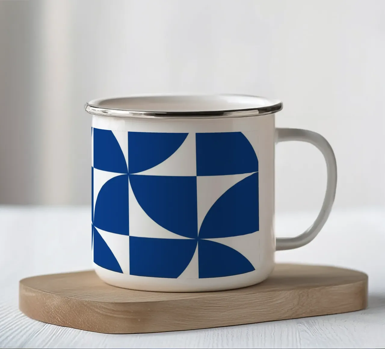 Modello Bauhaus blu di metà secolo tazza in smalto da Timeless moderna