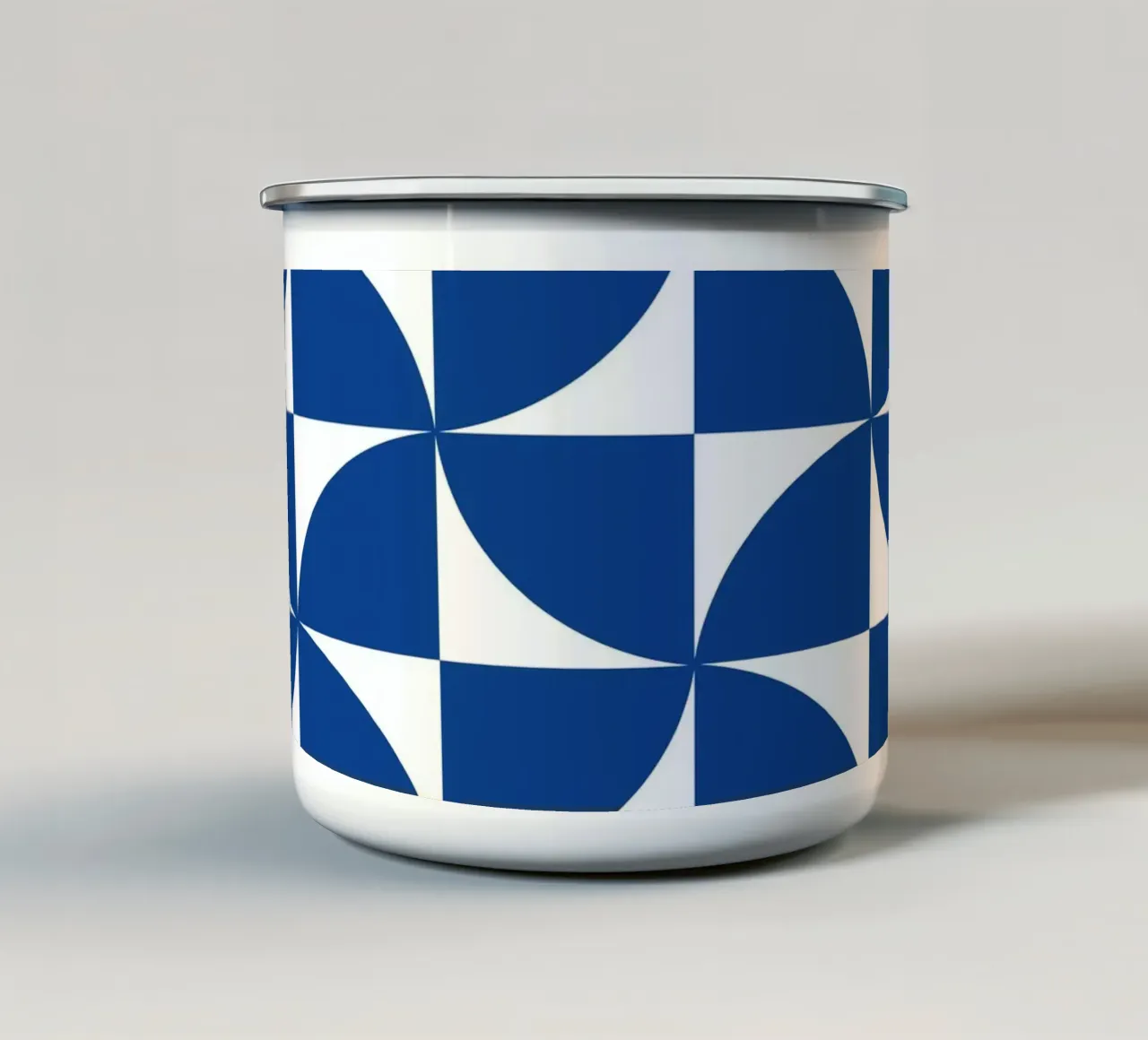 Modello Bauhaus blu di metà secolo tazza in smalto da Timeless moderna