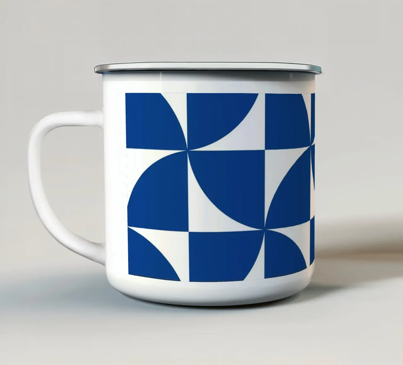 Modello Bauhaus blu di metà secolo tazza in smalto da Timeless moderna