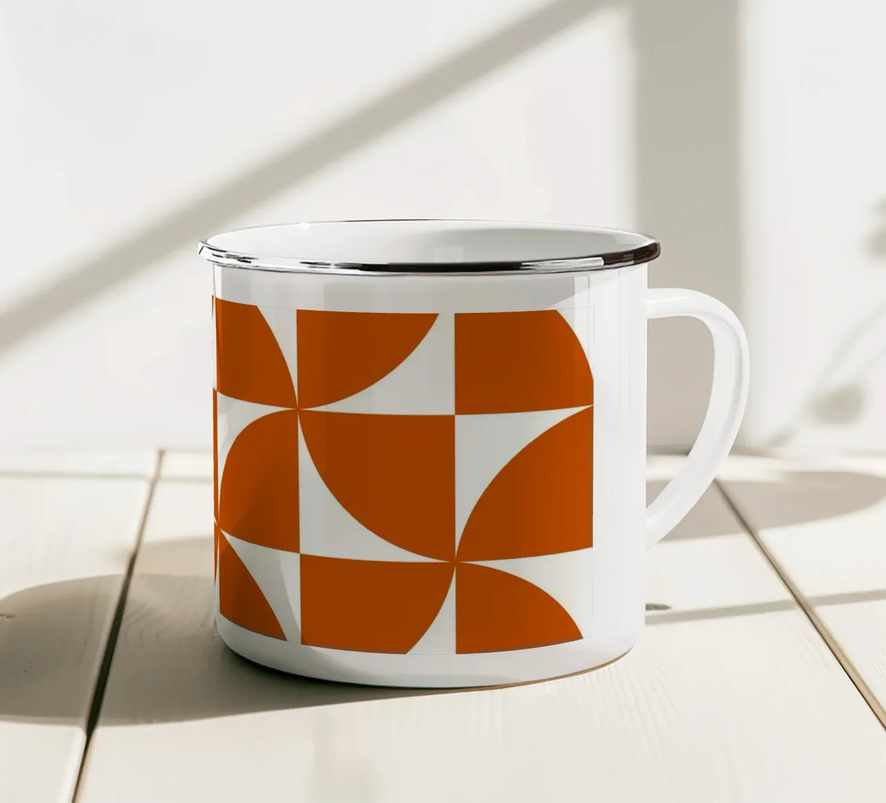 Modello Bauhaus arancione di metà secolo tazza in smalto da Timeless moderna