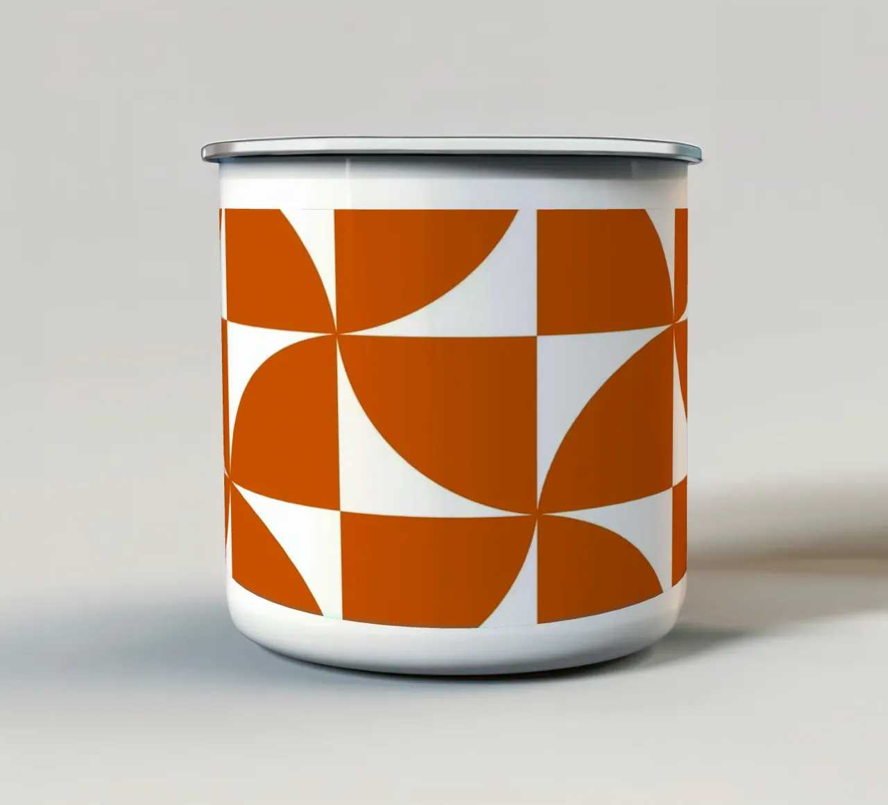 Modello Bauhaus arancione di metà secolo tazza in smalto da Timeless moderna