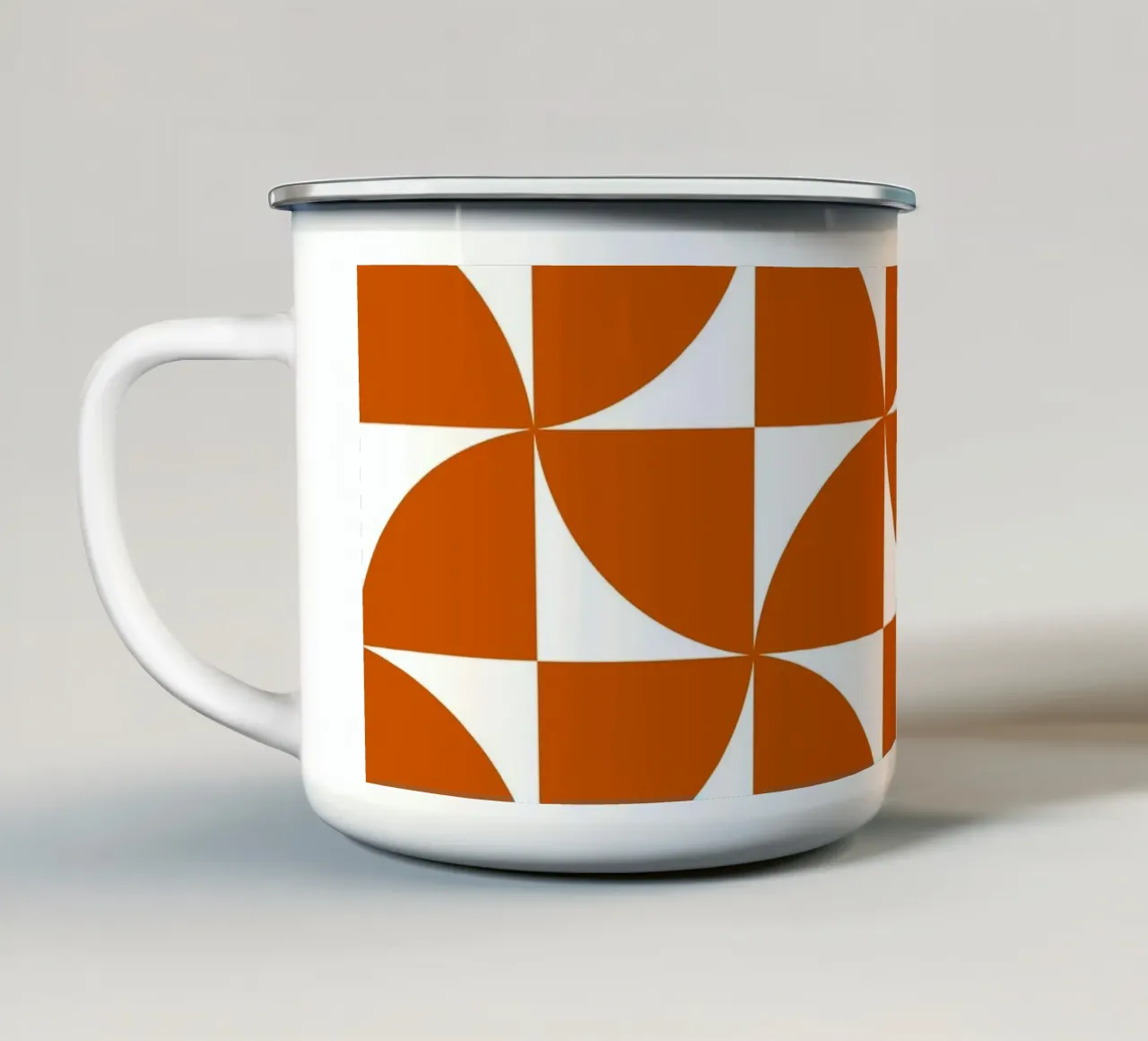 Modello Bauhaus arancione di metà secolo tazza in smalto da Timeless moderna