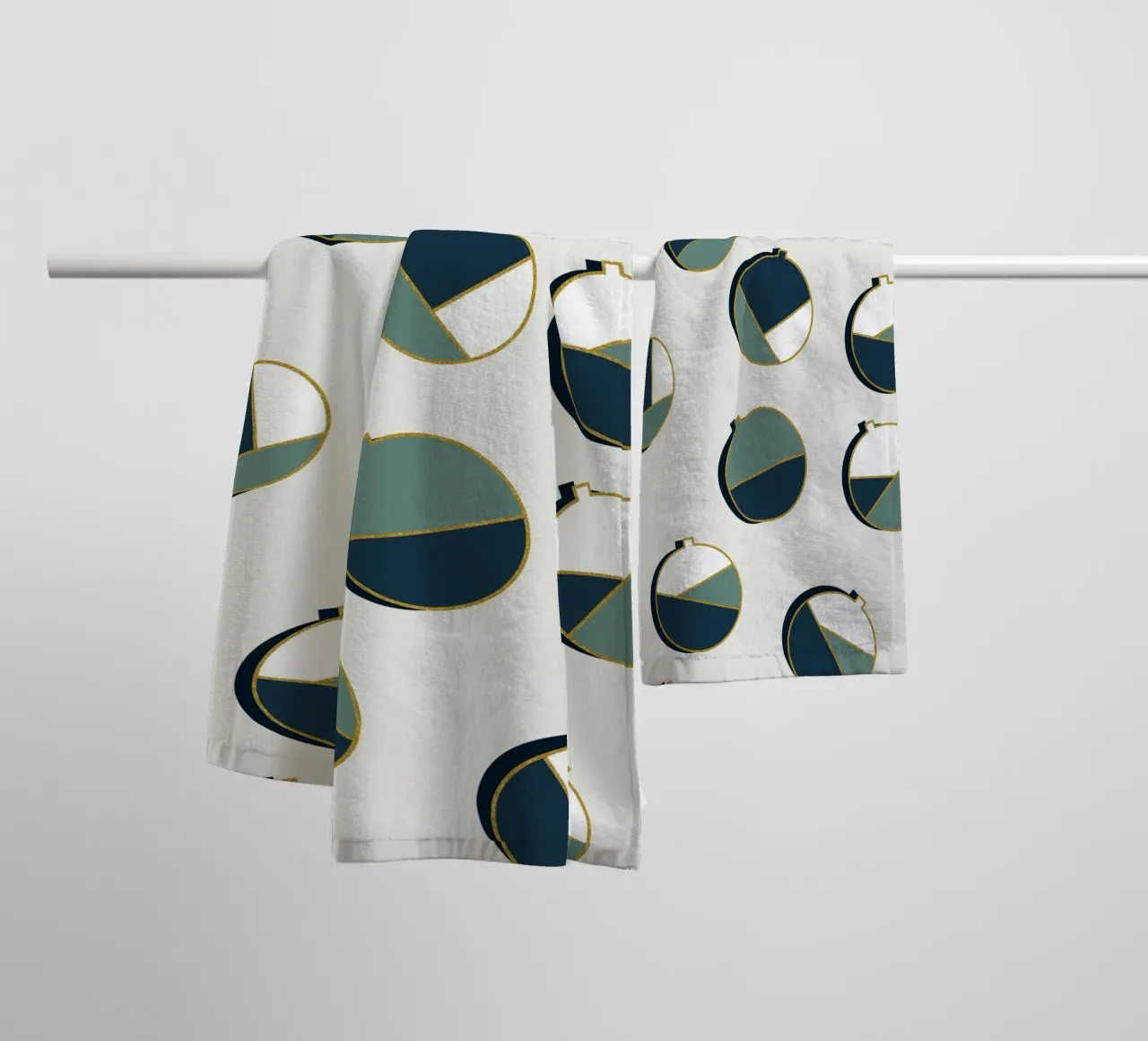 Xmas Balls Pattern asciugamano da bagno da DesigndN Christmassy