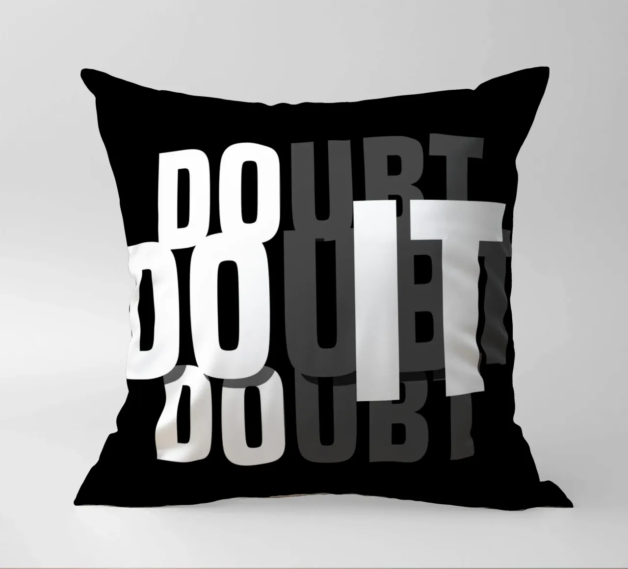 DO IT, DOUBT IT. cuscino da BAWA