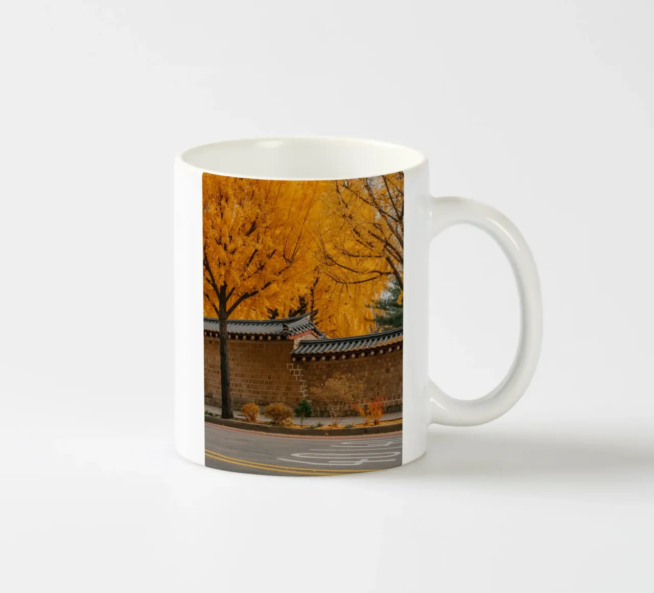 Alberi di ginkgo dorati a Seul, Corea del Sud tazza in ceramica da mbgraphx2