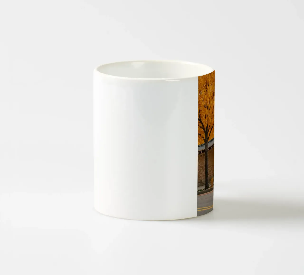 Alberi di ginkgo dorati a Seul, Corea del Sud tazza in ceramica da mbgraphx2