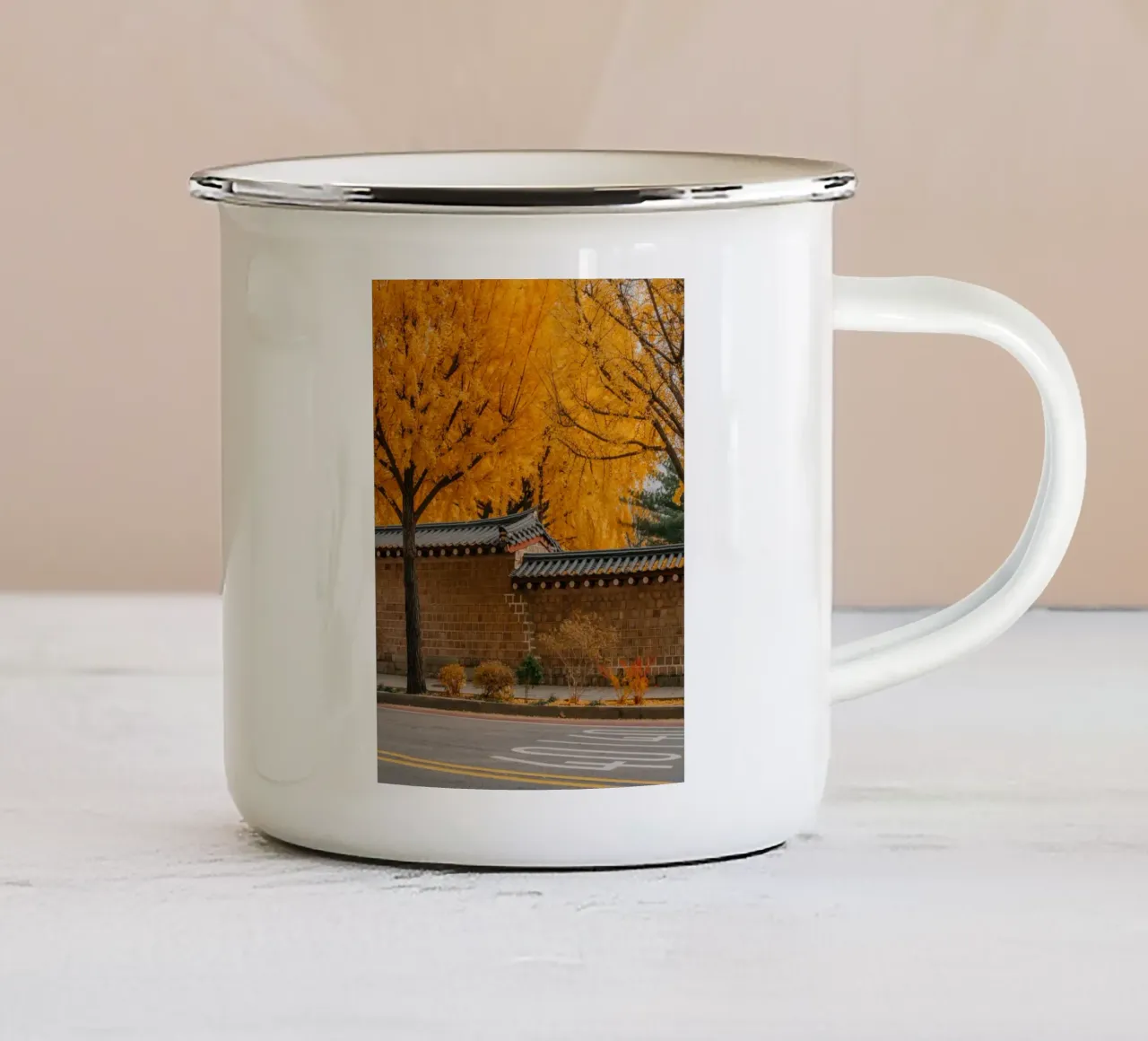 Alberi di ginkgo dorati a Seul, Corea del Sud tazza in smalto da mbgraphx2