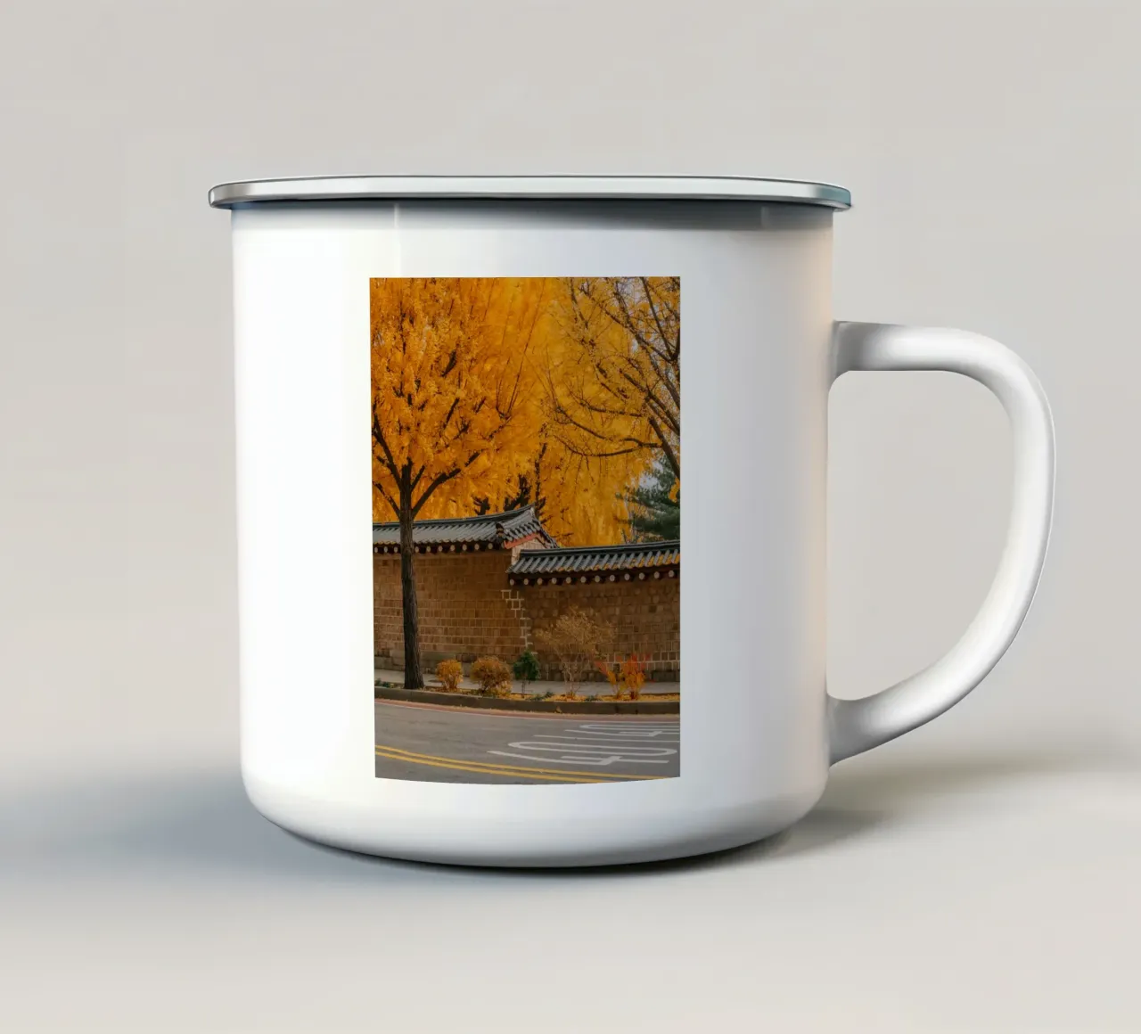 Alberi di ginkgo dorati a Seul, Corea del Sud tazza in smalto da mbgraphx2