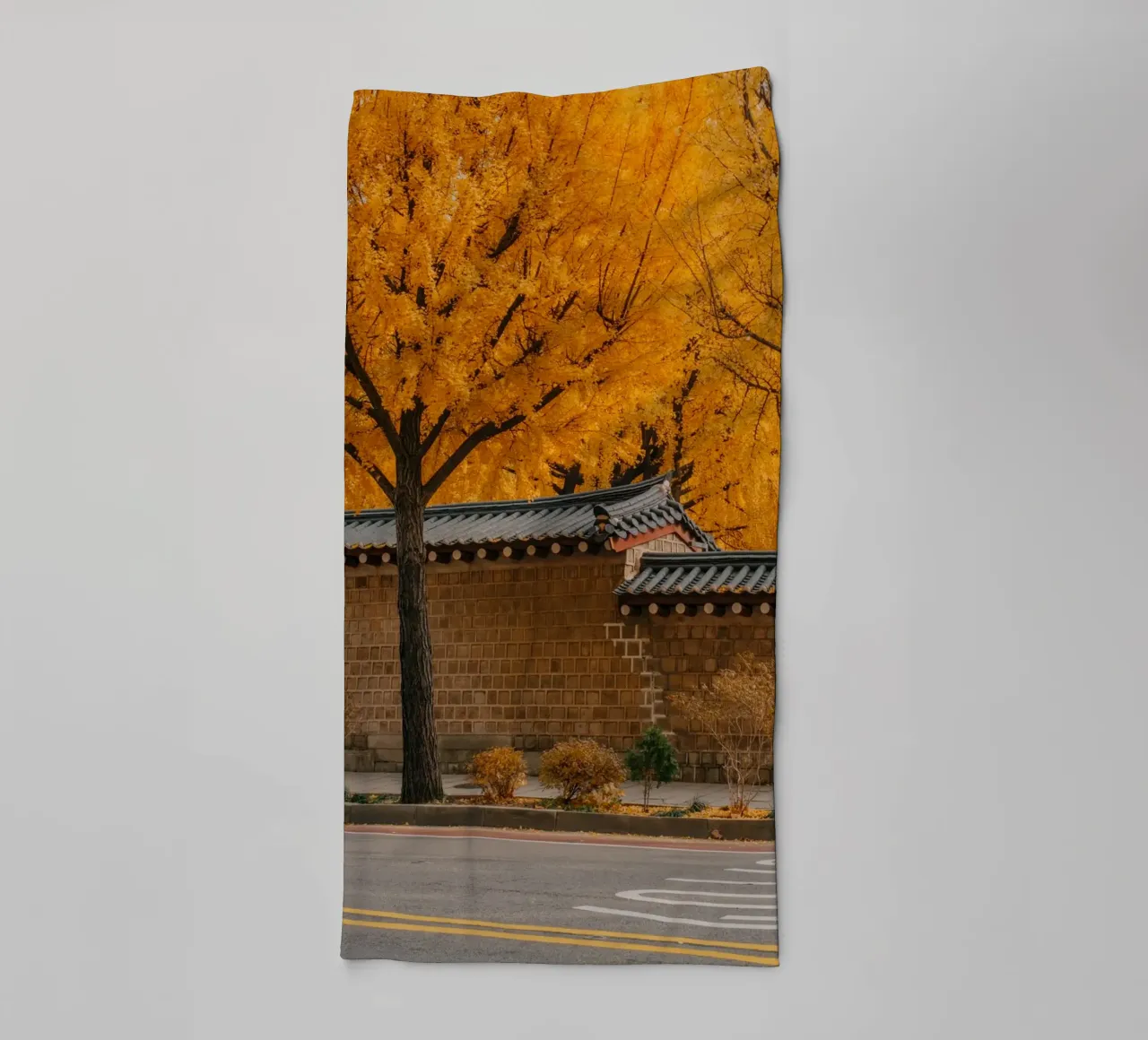 Alberi di ginkgo dorati a Seul, Corea del Sud asciugamano da bagno da mbgraphx2