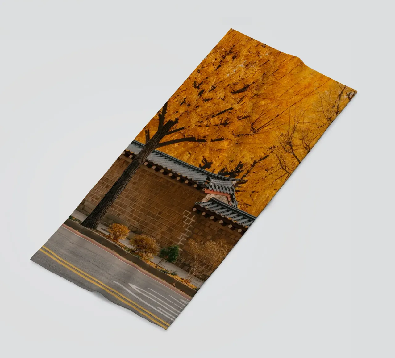 Alberi di ginkgo dorati a Seul, Corea del Sud telo mare da mbgraphx2