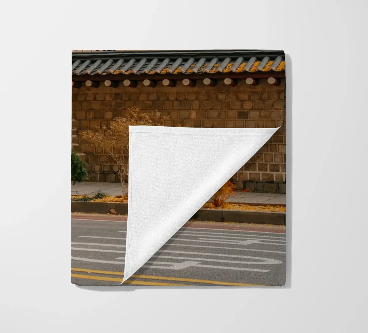 Alberi di ginkgo dorati a Seul, Corea del Sud telo mare da mbgraphx2