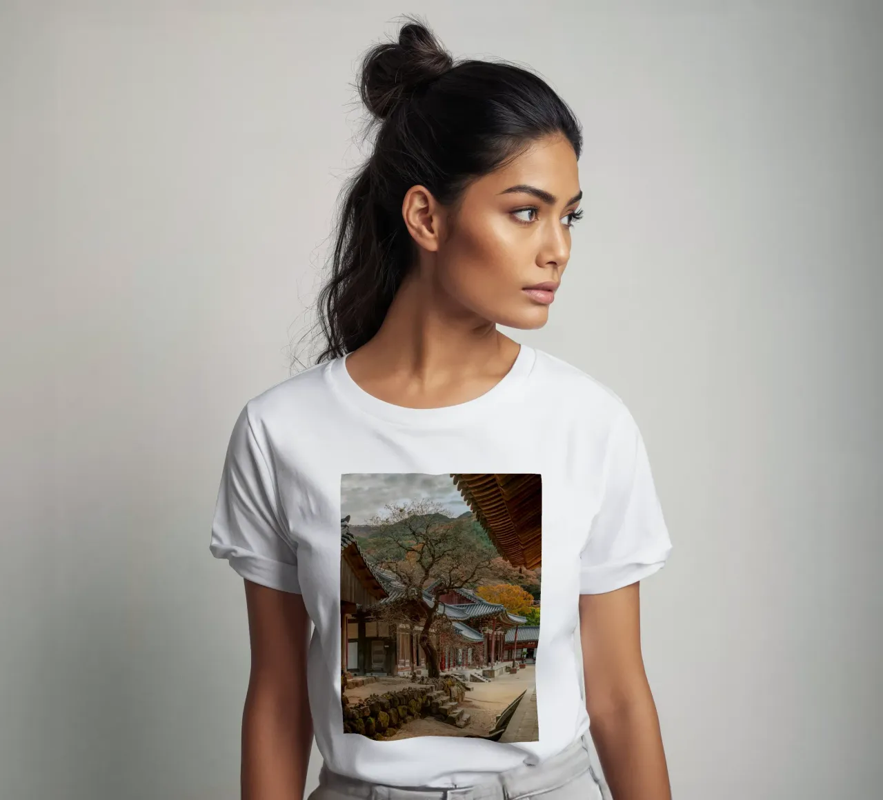 Vecchio albero del tempio di Hwaeomsa, Corea del Sud t-shirt da mbgraphx2