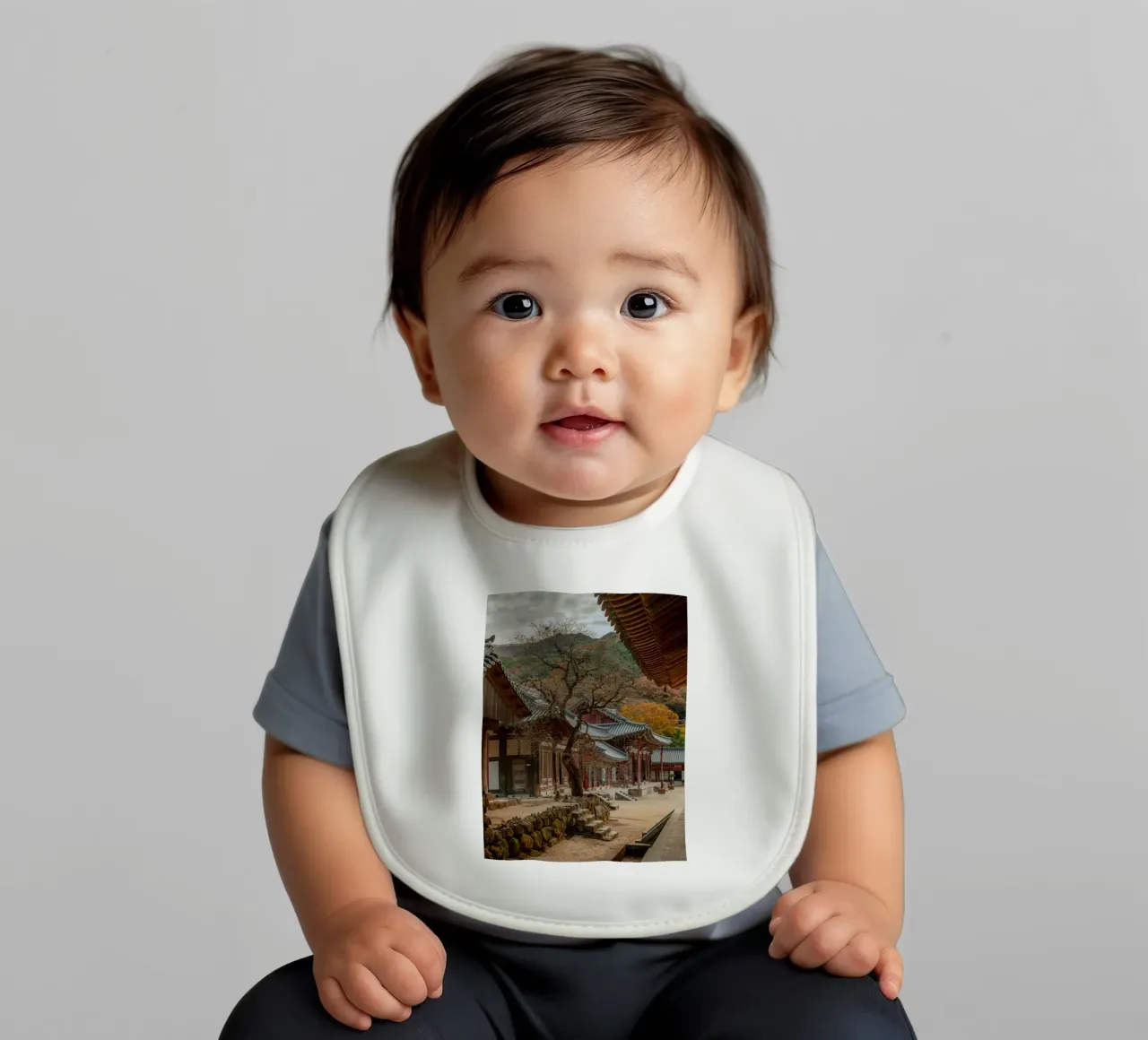 Vecchio albero del tempio di Hwaeomsa, Corea del Sud bavaglino da mbgraphx2