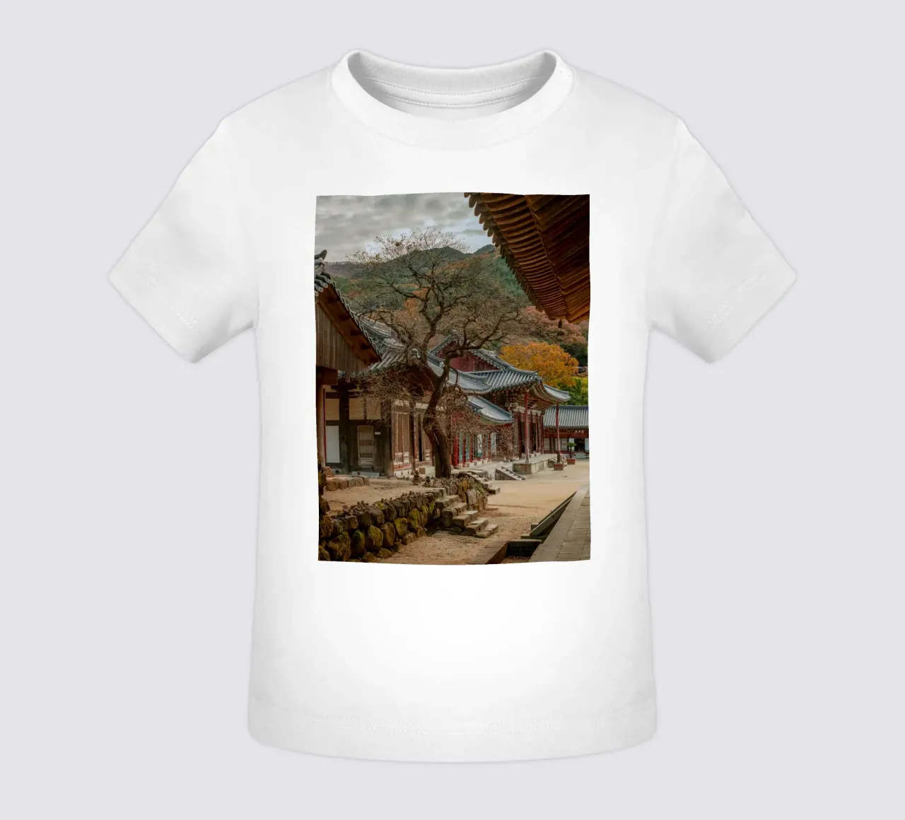 Vecchio albero del tempio di Hwaeomsa, Corea del Sud maglietta neonato da mbgraphx2