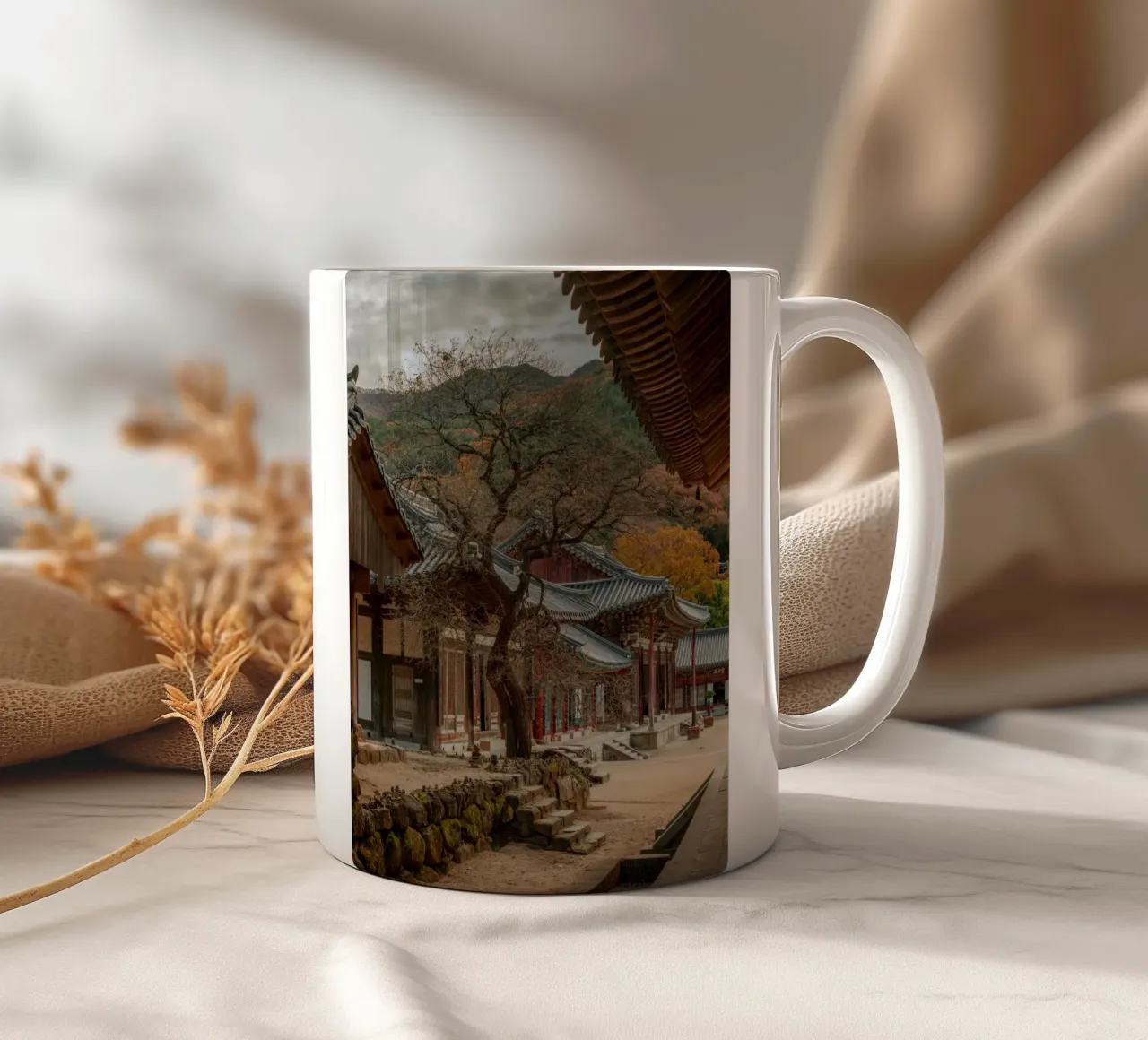 Vecchio albero del tempio di Hwaeomsa, Corea del Sud tazza in ceramica da mbgraphx2