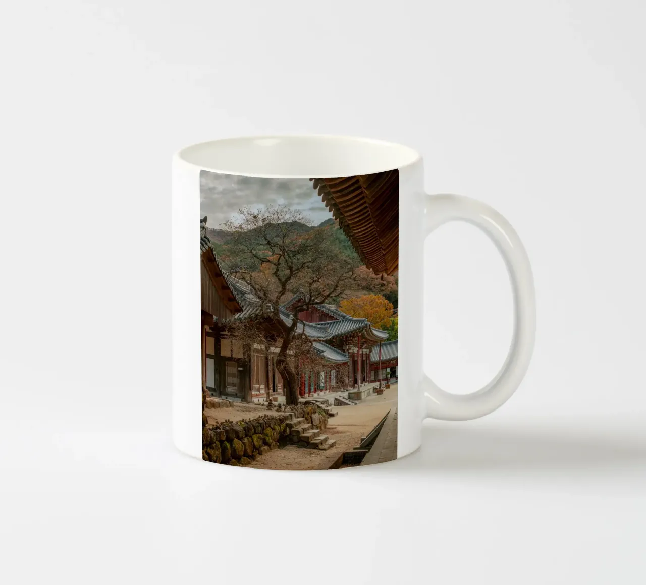 Vecchio albero del tempio di Hwaeomsa, Corea del Sud tazza in ceramica da mbgraphx2