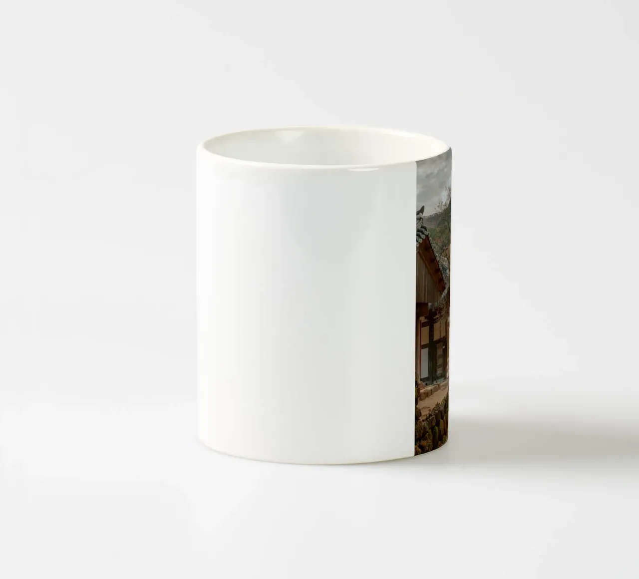 Vecchio albero del tempio di Hwaeomsa, Corea del Sud tazza in ceramica da mbgraphx2