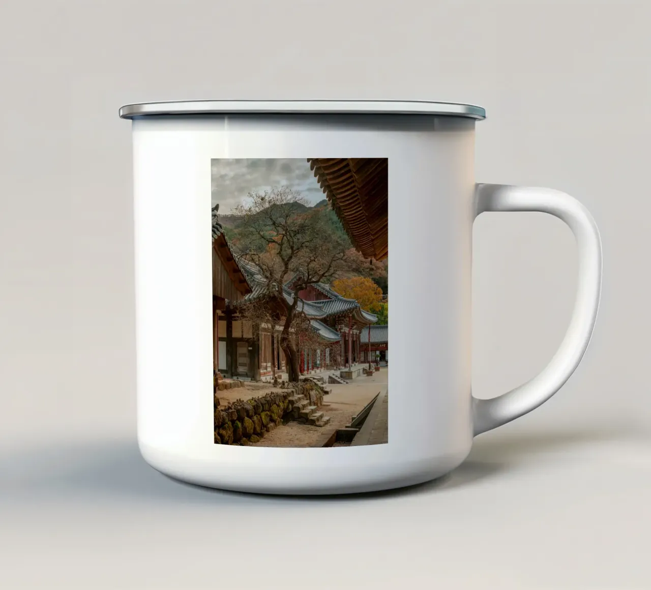 Vecchio albero del tempio di Hwaeomsa, Corea del Sud tazza in smalto da mbgraphx2