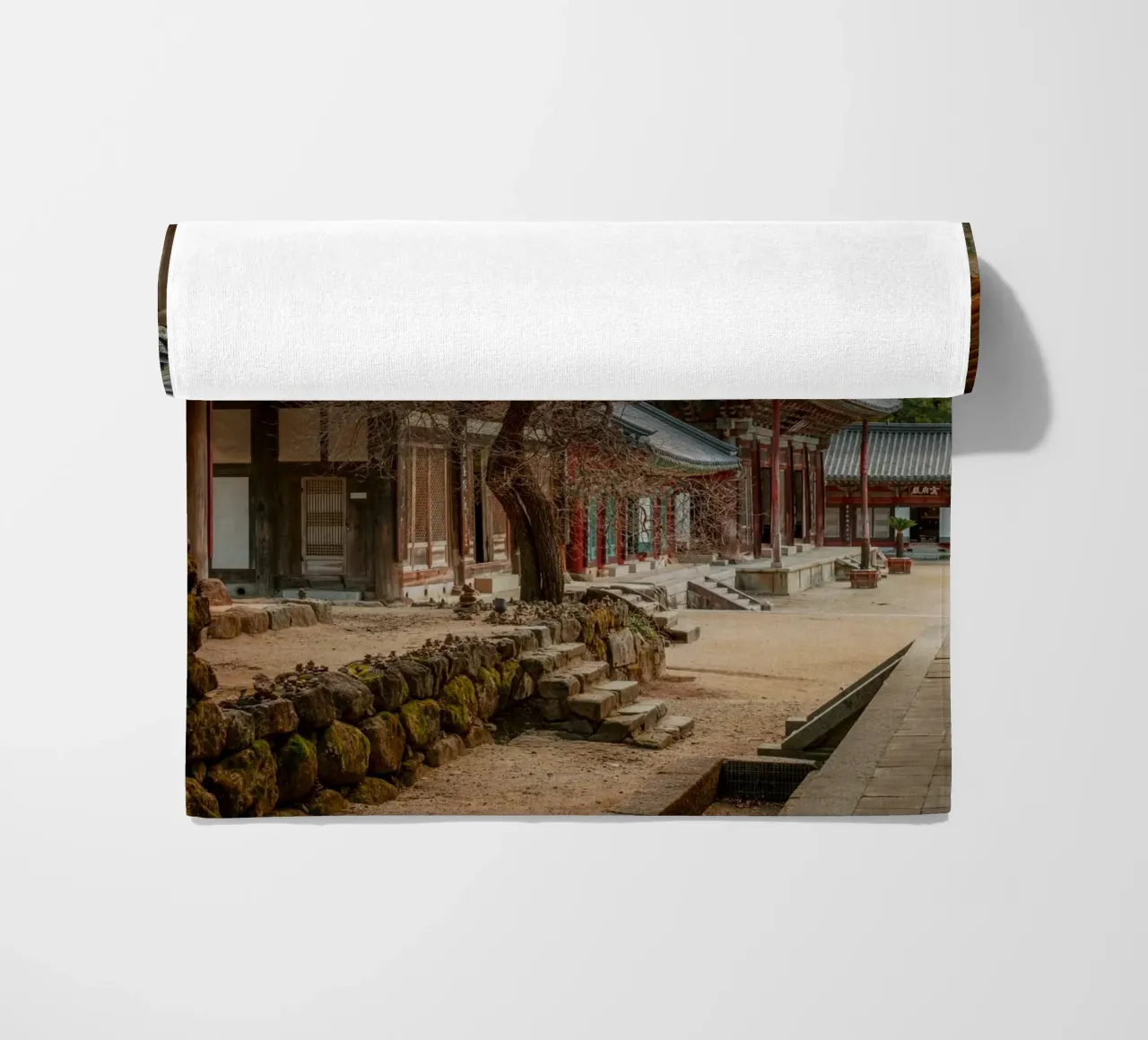 Vecchio albero del tempio di Hwaeomsa, Corea del Sud telo mare da mbgraphx2