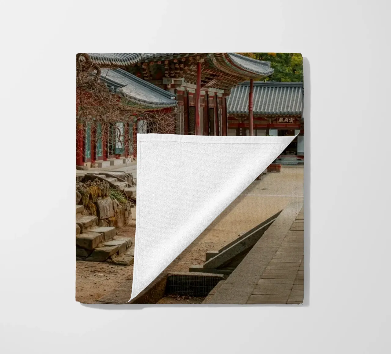 Vecchio albero del tempio di Hwaeomsa, Corea del Sud telo mare da mbgraphx2