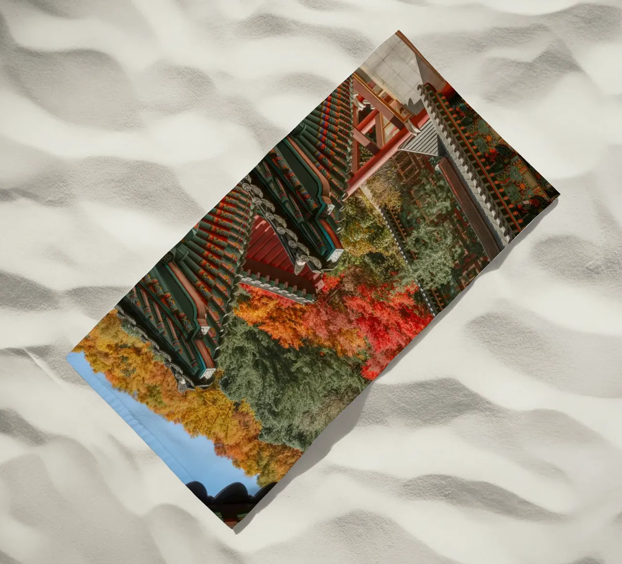 I tetti dei templi coreani in autunno telo mare da mbgraphx2